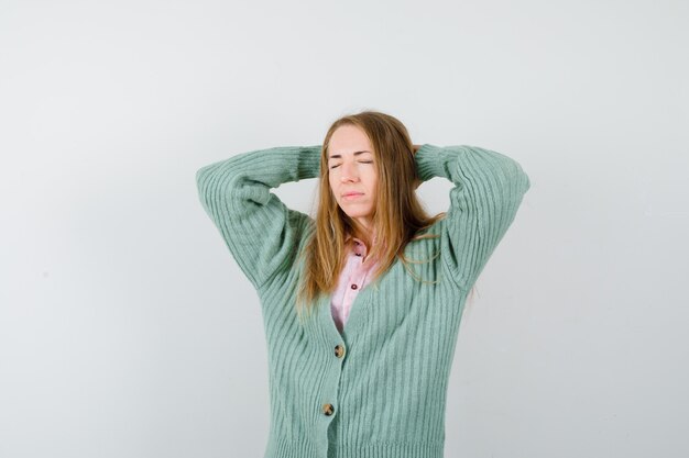 Expressieve jonge vrouw poseren in de studio