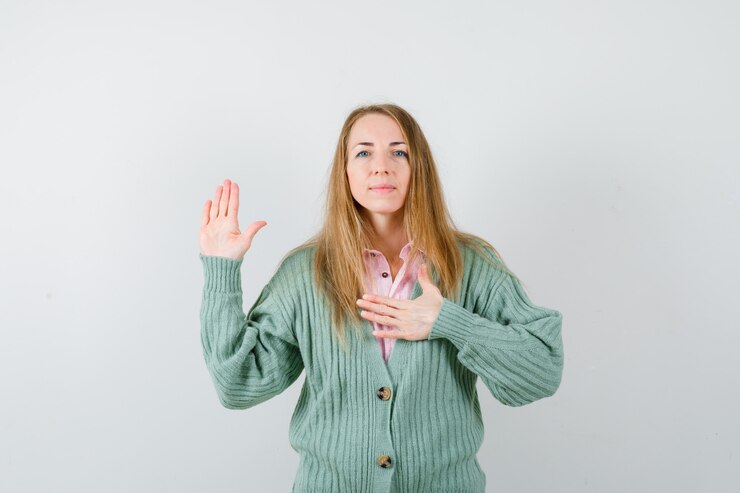 Gratis Foto expressieve jonge vrouw poseren in de studio