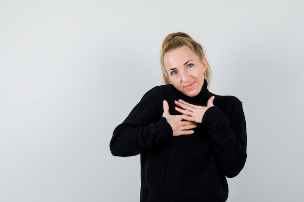 Expressieve jonge vrouw poseren in de studio