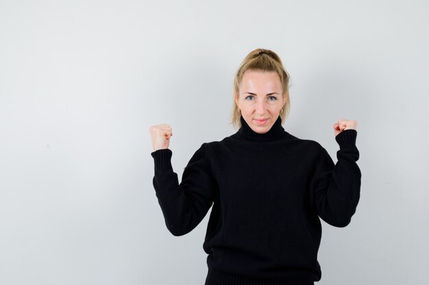 Expressieve jonge vrouw poseren in de studio