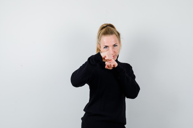 Gratis foto expressieve jonge vrouw poseren in de studio