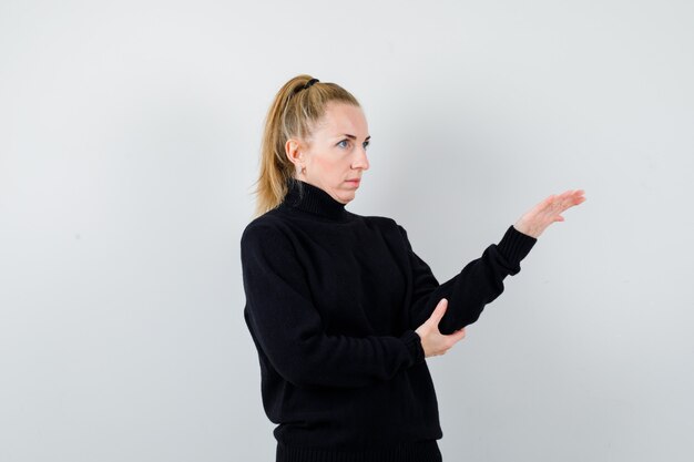 Gratis foto expressieve jonge vrouw poseren in de studio