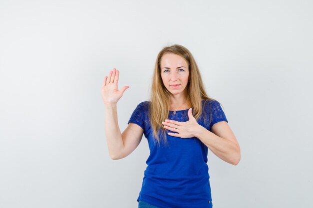 Expressieve jonge vrouw poseren in de studio