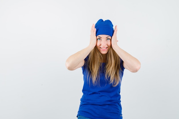 Expressieve jonge vrouw poseren in de studio