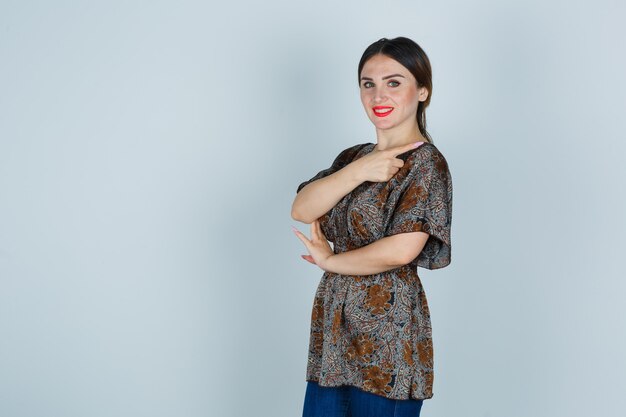 Expressieve jonge vrouw poseren in de studio