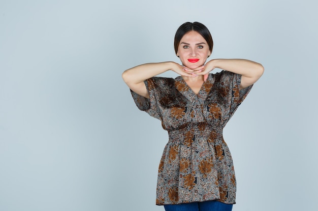 Expressieve jonge vrouw poseren in de studio