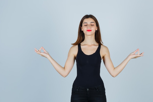 Expressieve jonge vrouw poseren in de studio