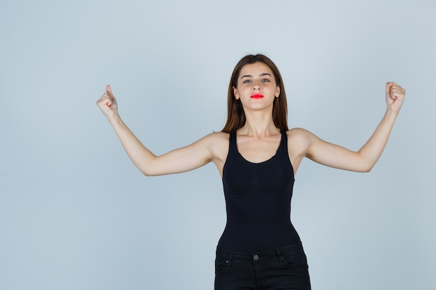 Gratis foto expressieve jonge vrouw poseren in de studio