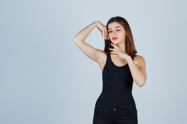 Expressieve jonge vrouw poseren in de studio