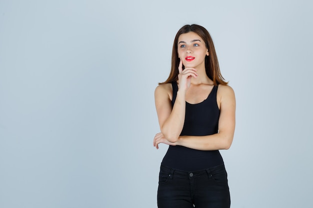 Expressieve jonge vrouw poseren in de studio