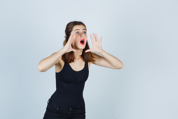 Expressieve jonge vrouw poseren in de studio