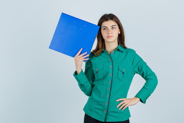 Expressieve jonge vrouw poseren in de studio