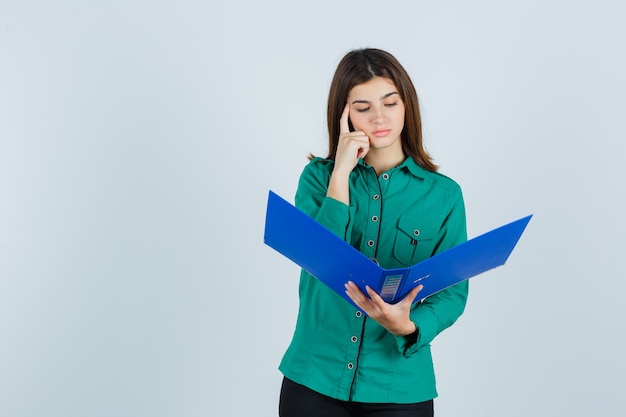 Expressieve jonge vrouw poseren in de studio