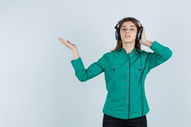 Expressieve jonge vrouw poseren in de studio