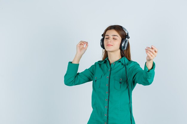 Expressieve jonge vrouw poseren in de studio