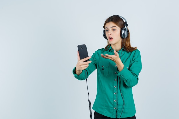 Expressieve jonge vrouw poseren in de studio