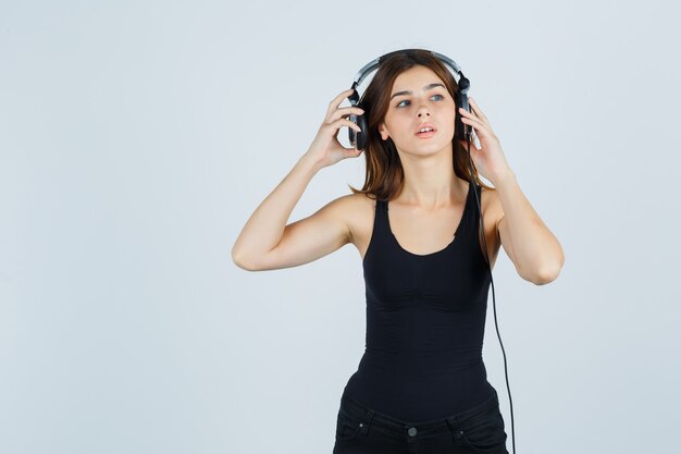 Expressieve jonge vrouw poseren in de studio