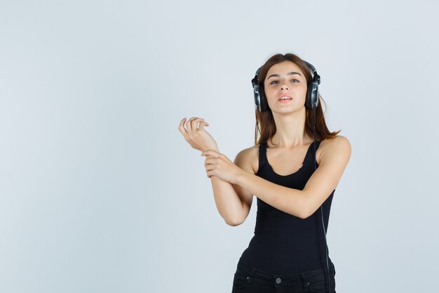 Expressieve jonge vrouw poseren in de studio