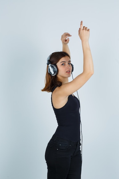 Expressieve jonge vrouw poseren in de studio