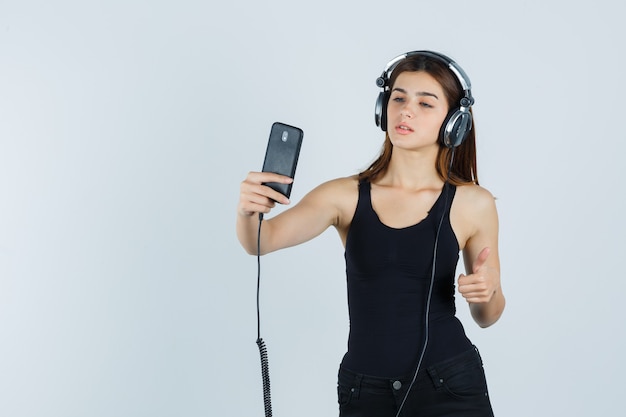 Expressieve jonge vrouw poseren in de studio