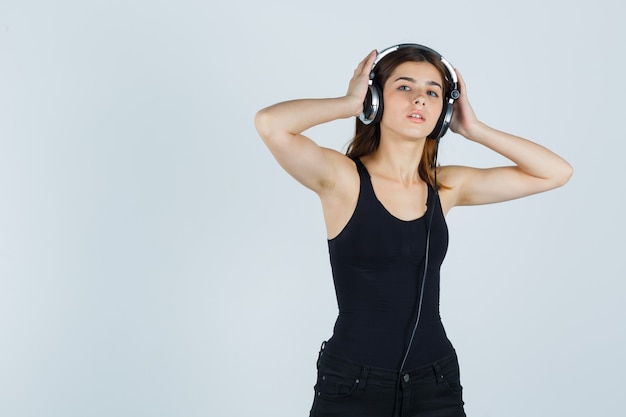 Expressieve jonge vrouw poseren in de studio