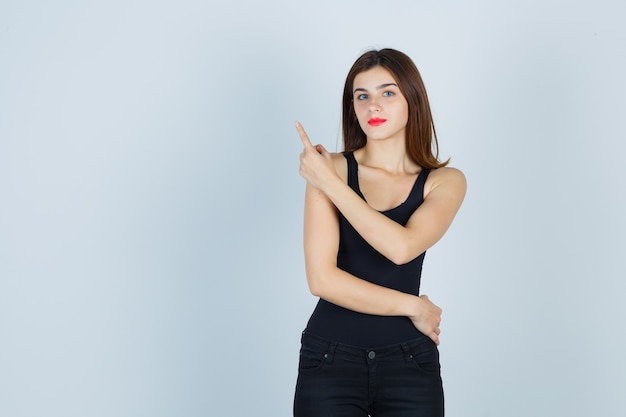 Expressieve jonge vrouw poseren in de studio