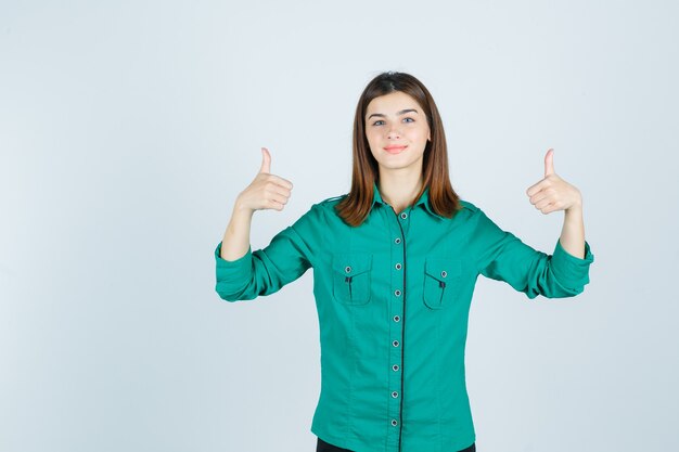 Expressieve jonge vrouw poseren in de studio