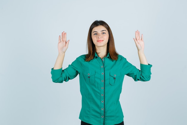 Gratis foto expressieve jonge vrouw poseren in de studio