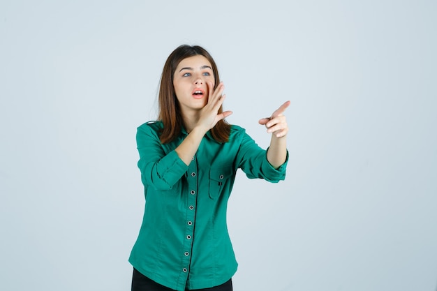 Expressieve jonge vrouw poseren in de studio