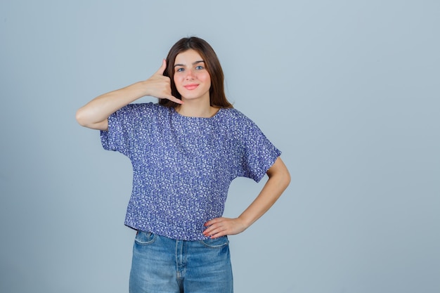 Expressieve jonge vrouw poseren in de studio