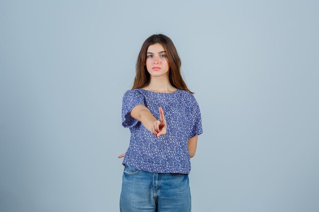 Expressieve jonge vrouw poseren in de studio