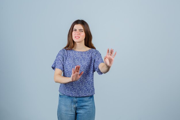 Expressieve jonge vrouw poseren in de studio