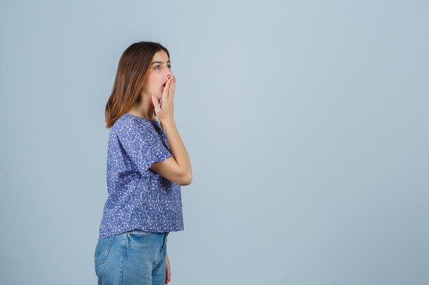 Expressieve jonge vrouw poseren in de studio