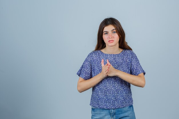 Expressieve jonge vrouw poseren in de studio