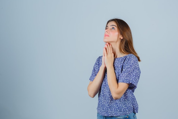 Expressieve jonge vrouw poseren in de studio