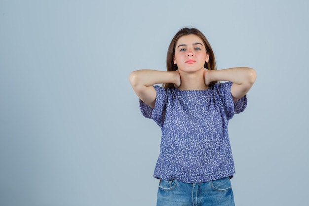 Expressieve jonge vrouw poseren in de studio