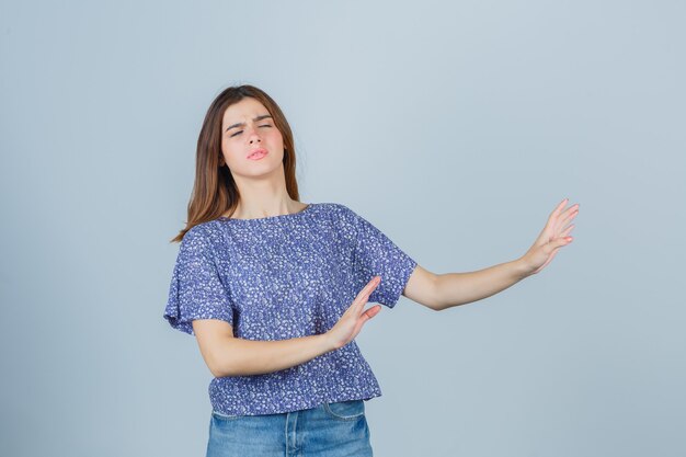 Expressieve jonge vrouw poseren in de studio