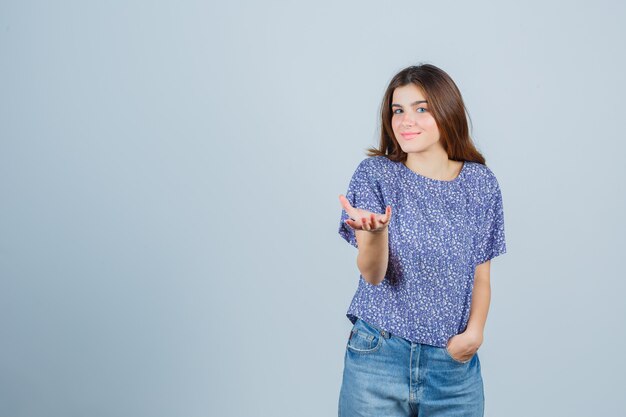 Expressieve jonge vrouw poseren in de studio