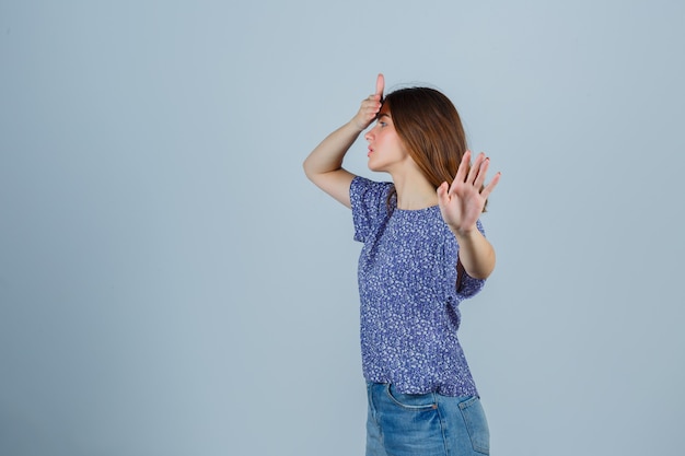 Expressieve jonge vrouw poseren in de studio