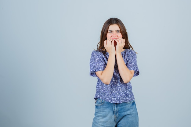 Expressieve jonge vrouw poseren in de studio