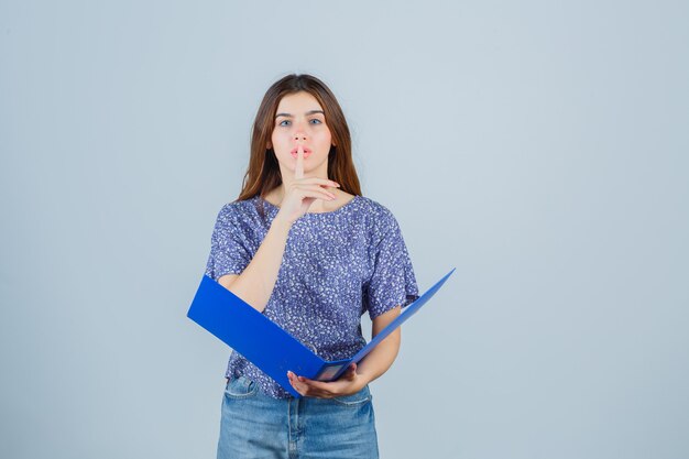 Expressieve jonge vrouw poseren in de studio