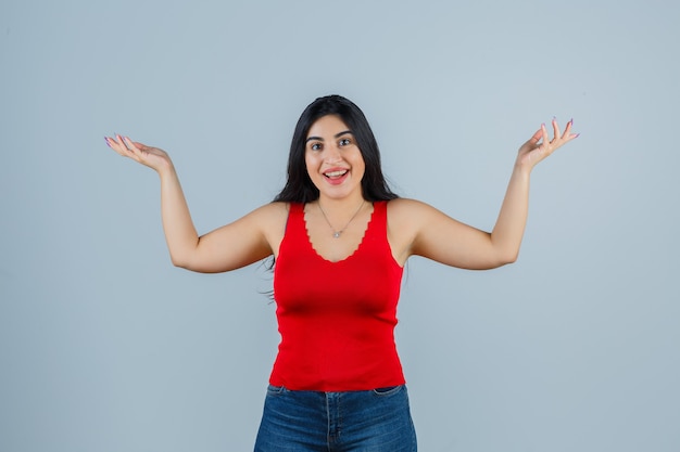 Expressieve jonge vrouw poseren in de studio