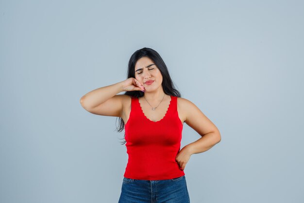 Expressieve jonge vrouw poseren in de studio