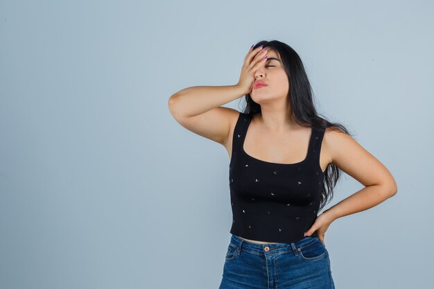 Expressieve jonge vrouw poseren in de studio