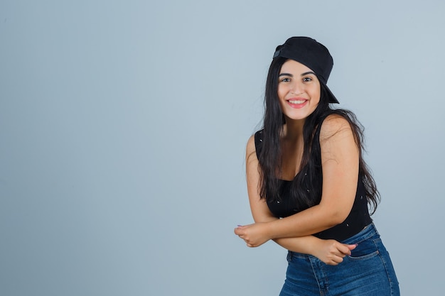 Expressieve jonge vrouw poseren in de studio