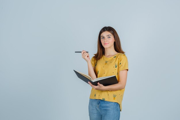 Expressieve jonge vrouw poseren in de studio