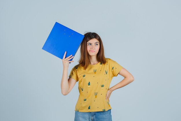 Expressieve jonge vrouw poseren in de studio