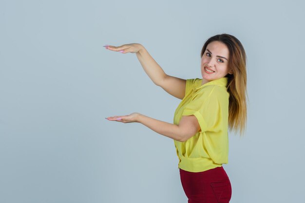 Expressieve jonge vrouw poseren in de studio