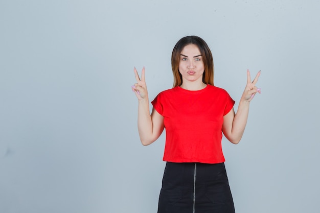 Gratis foto expressieve jonge vrouw poseren in de studio