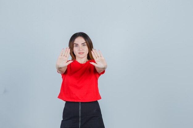 Expressieve jonge vrouw poseren in de studio